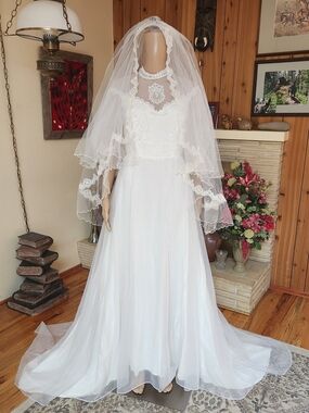 Vintage 70s Bridallure Pearl & Lace Victorian Wedding Gown Set